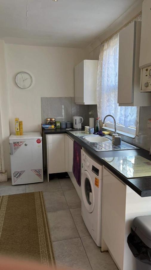 Luton Town House Near Airport 아파트 외부 사진
