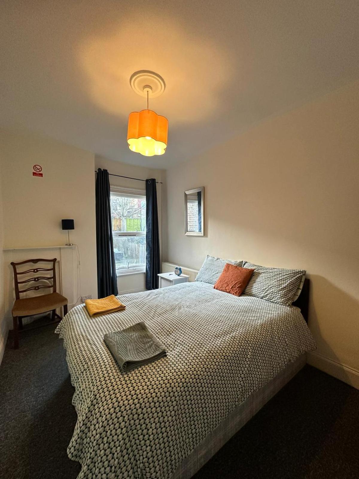 Luton Town House Near Airport 아파트 외부 사진